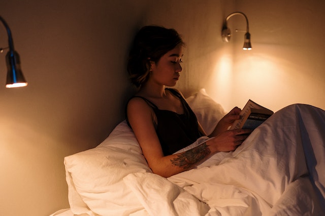 chica leyendo en la cama