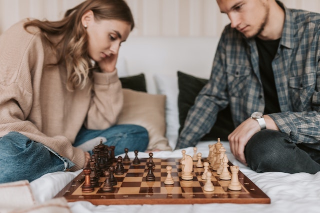 pareja jugando al ajedrez
