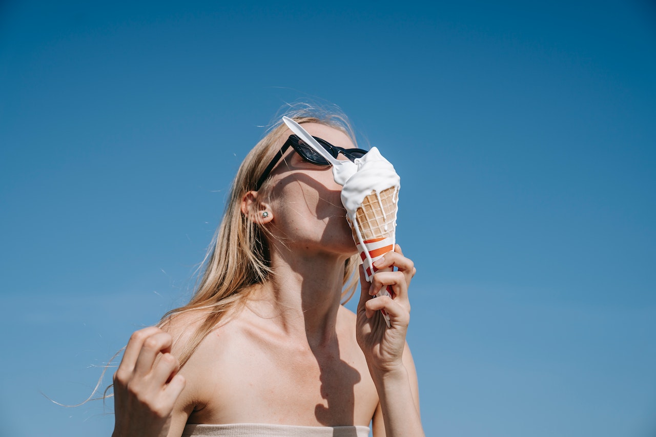 chica con un cucurucho de helado