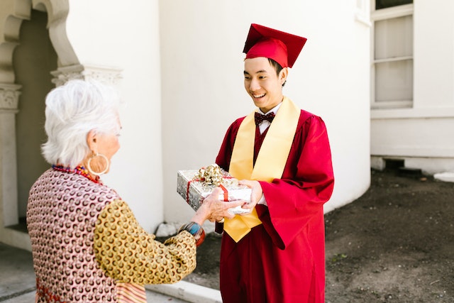 la abuela felicita al graduado