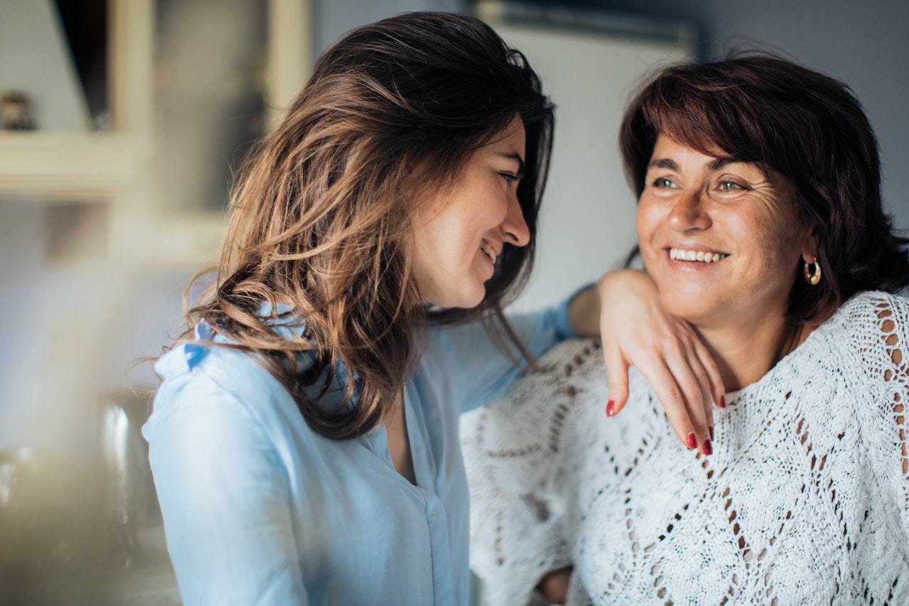 madre e hija sonriendo