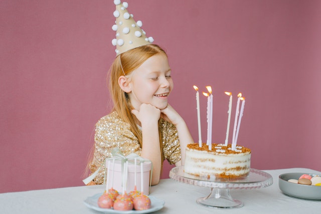 niña soplando las velas