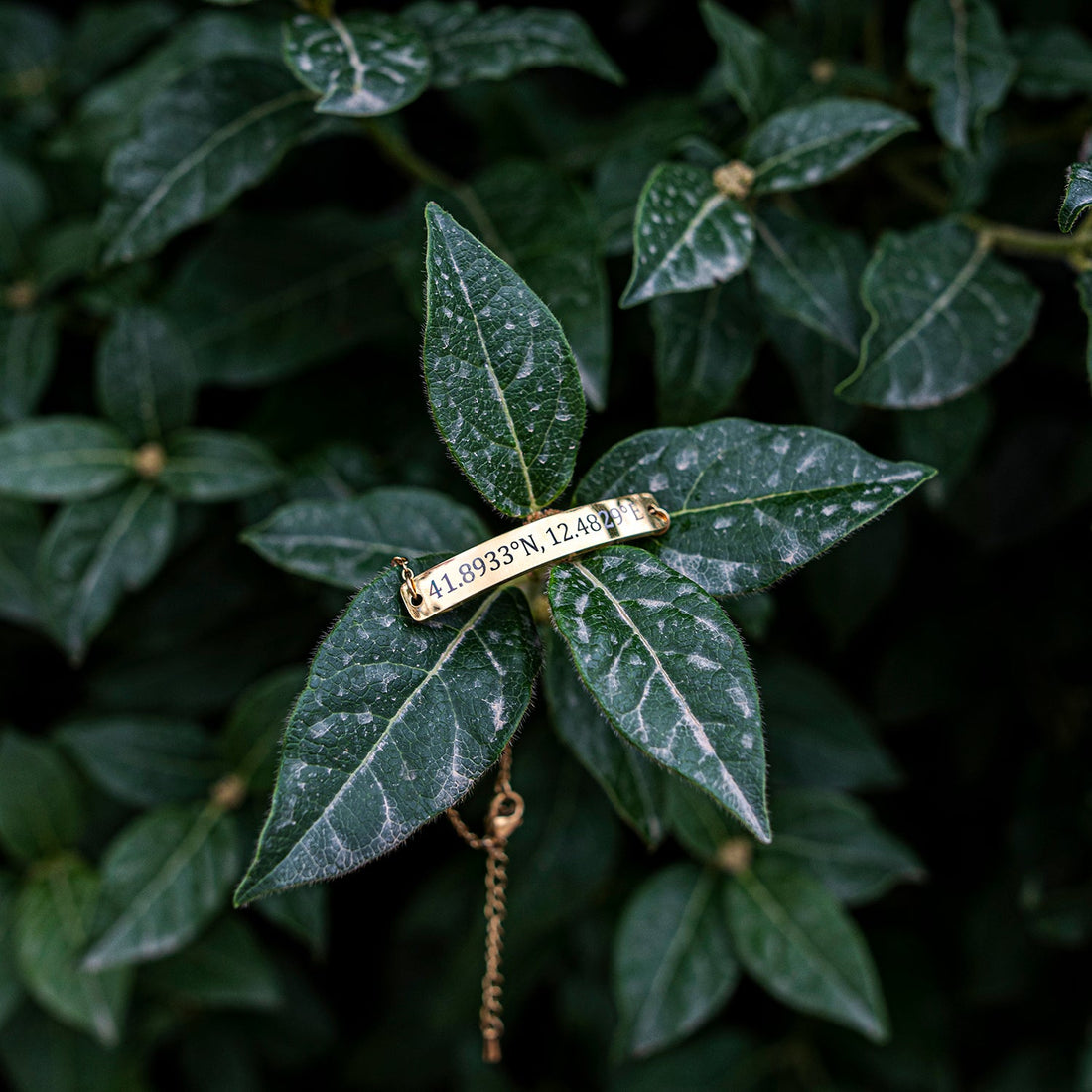 brazalete de oro personalizado grabado con coordenadas