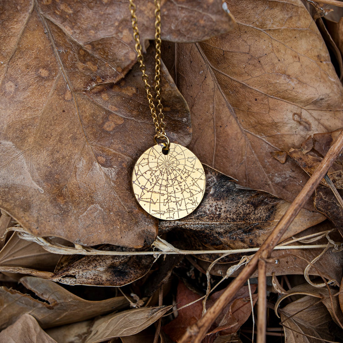brazalete de oro personalizado grabado con mapa de estrellas
